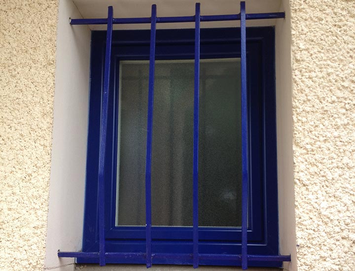 fenetre et grille bleue