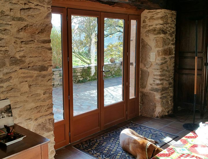 porte fenetre bois maison en pierre