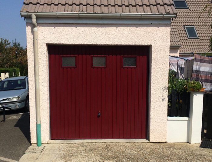 porte de garage rouge avec petits carreaux