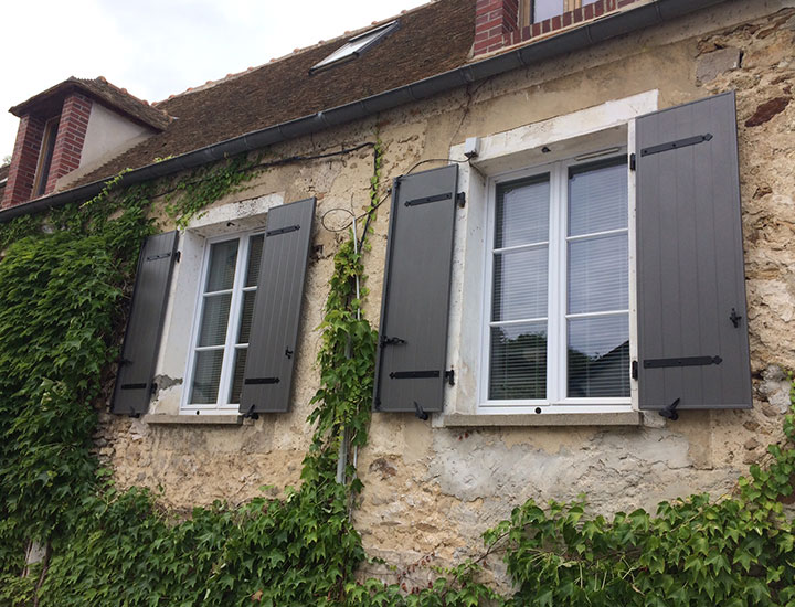 fenetres blanches avec deux volets